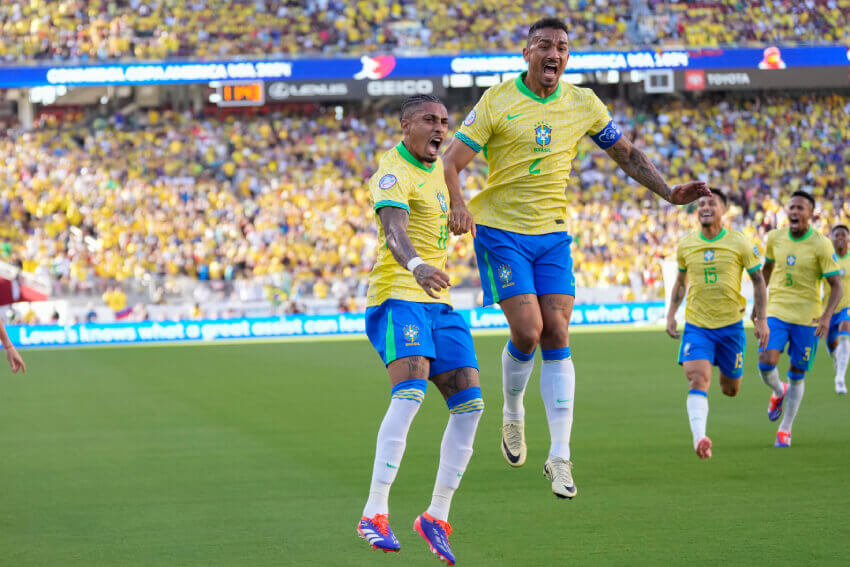 Jogadores do Brasil comemoram gol na Copa América 2024